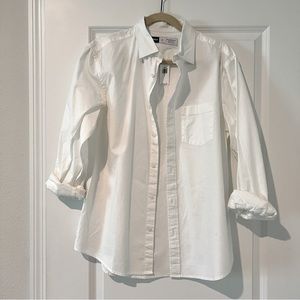New NWOT Old Navy Women’s Everyday Shirt Regular Fit Medium Women’s Button Down